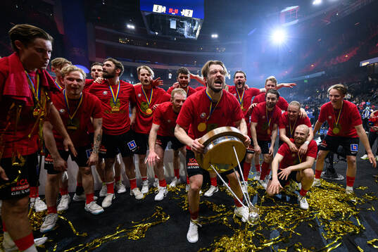 Storvretas Filip Langer jublar med pokalen