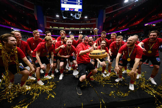 Storvretas spelare jublar med pokalen