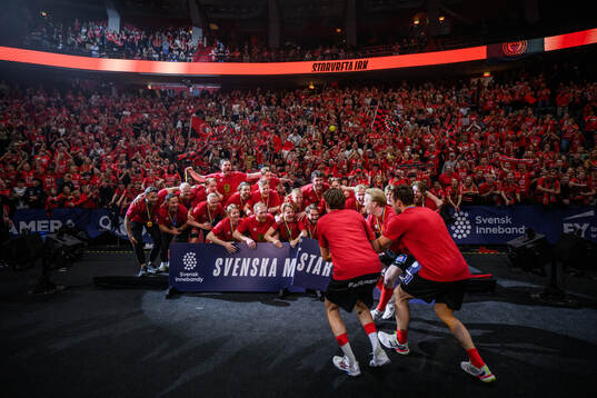 Storvretas spelare jublar framför klacken