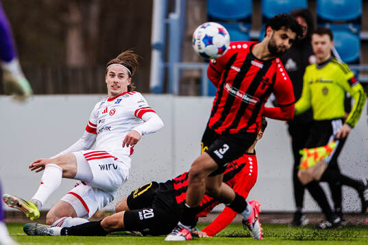 Sandvikens IFs Johan Arvidsson och Nordic United FCs Aziz