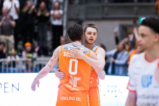 Norrköpings Tim Schuberg och Hugo Bergström jublar