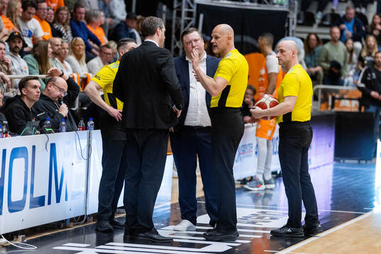 Domarna i samtal med Borås tränare Henrik Carlsson och