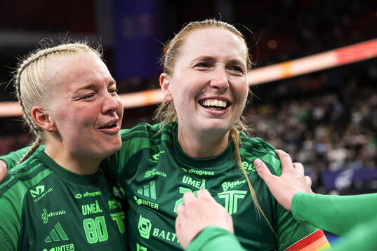 Thorengruppens My Kippilä och Emelie Wibron jublar