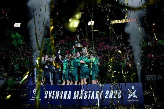 Thorengruppens spelare jublar
