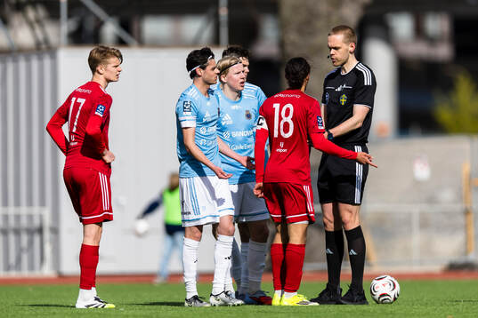 Karlbergs Ayo Rupia-Ellis diskuterar med Domare Magnus
