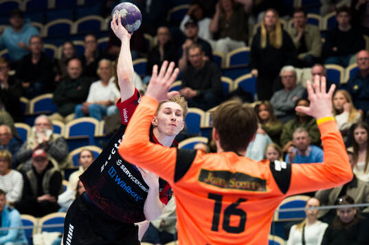 HK Malmös Love Sundewall och Sävehofs målvakt Arvid