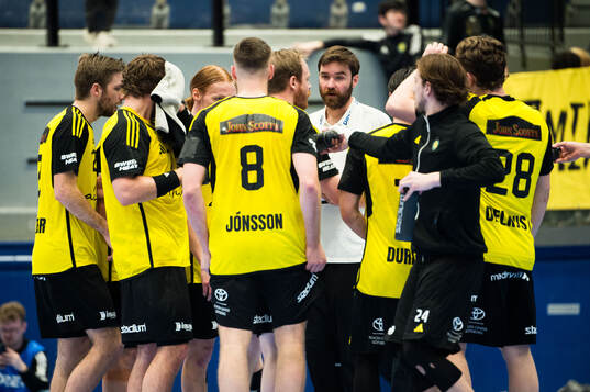 Sävehofs huvudtränare Linus Ekman och spelare