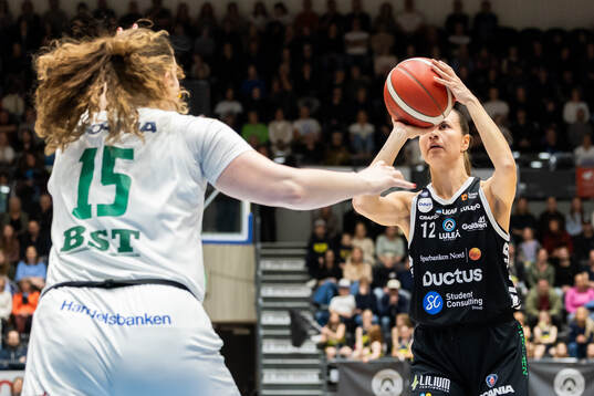 Luleås Sandra Hedlund och Södertäljes Karla Vres