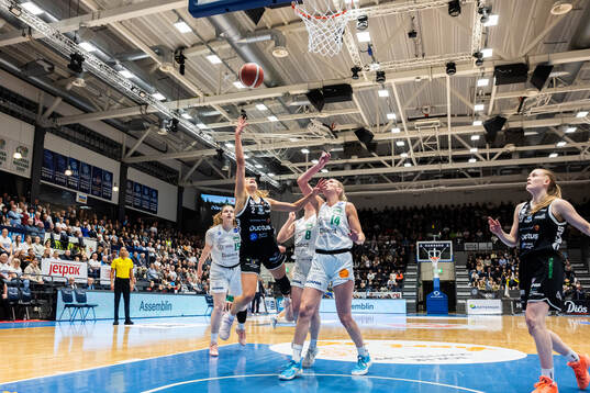 Luleås Sofia Persson och Södertäljes Louice Halvarsson