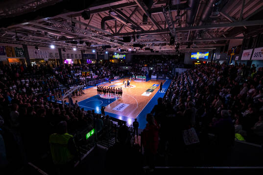 nationalsången spelas till fullsatt arenaunder final 3 i