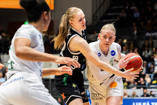 Södertäljes Mikaela Gustafsson och Luleås Jewel Spear