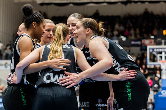 Luleås Kadri-Ann Lass med lagkamrater