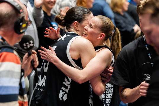 Luleås Sofia Kobylak och Fanny Wadling jublar