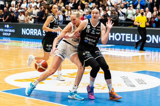 Södertäljes Louice Halvarsson och Luleås Fanny Wadling