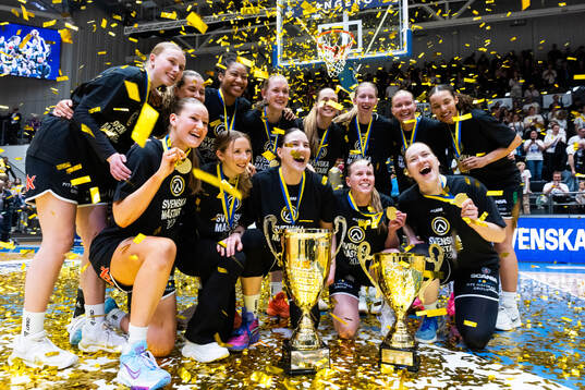 Spelare ur Luleå jublar med pokaler