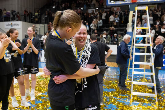 Spelare ur Luleå jublar