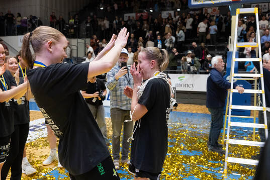 Spelare ur Luleå jublar