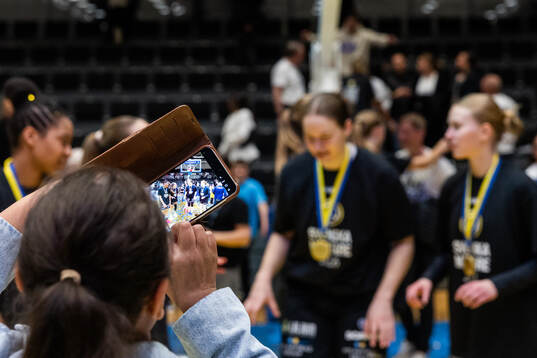 Spelare ur Luleå fotograferas