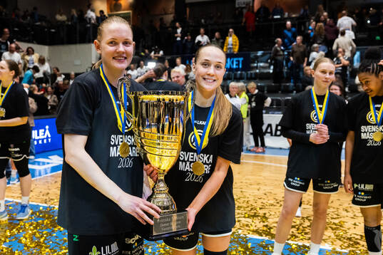 Spelare ur Luleå med pokalen
