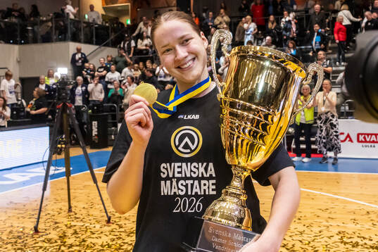 En spelare ur Luleå jublar med pokalen