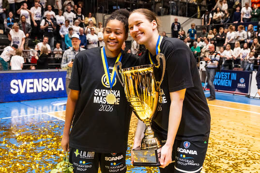 Luleås spelare jublar med pokalen