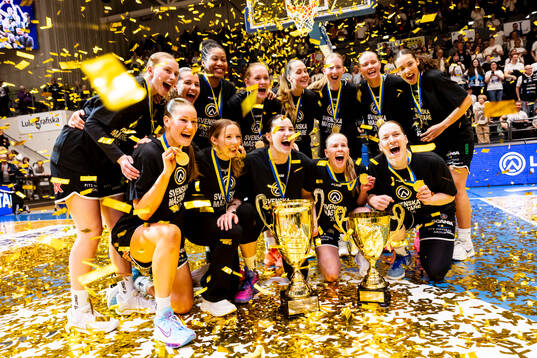 Spelare ur Luleå jublar med pokaler