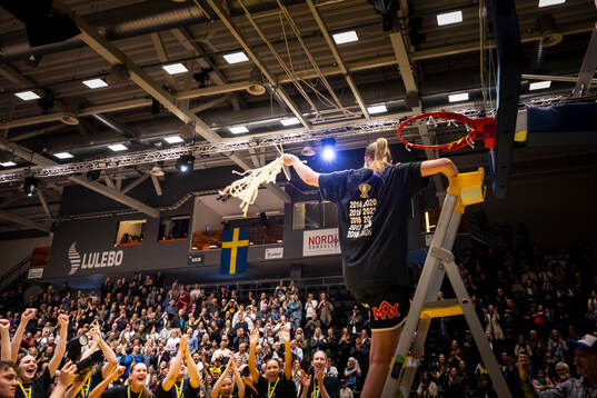 Spelare ur Luleå firar med pokalen samtidigt som Sofia
