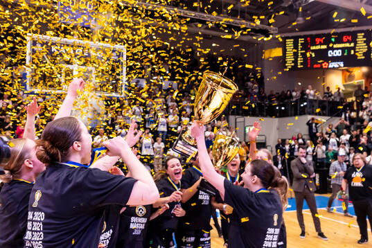 Spelare ur Luleå jublar med pokalen