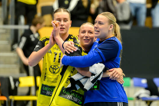 Sävehofs Ida Landberg  och målvakt Elin Lindblom jublar