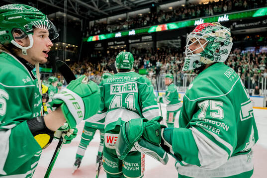 Rögles målvakt Arvid Holm jublar