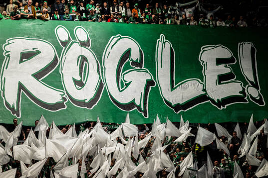 Rögles supportars tifo final tre i SHL mellan Rögle och