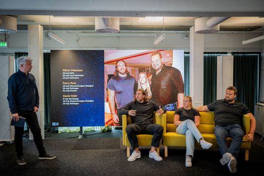 Presschef Niclas Green med kulstötarna Wictor Petersson,