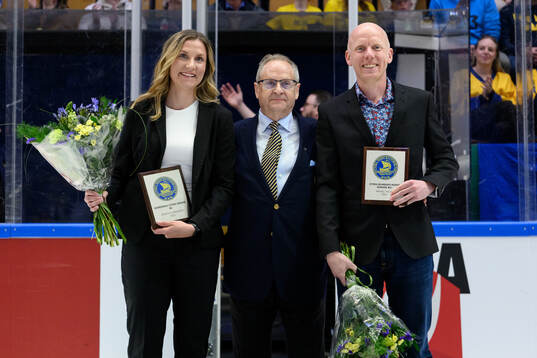 Referee Jessica Lundgren is awarded Damernas Stora Märke