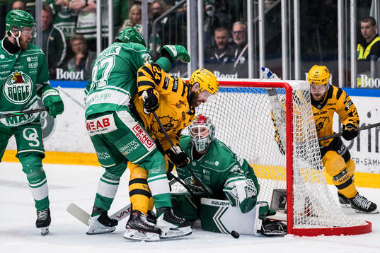Skellefteås Oscar Lindberg mot Rögles Albin Sundsvik och