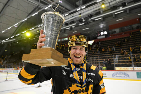 Skellefteås Pär Lindholm jublar med pokalen