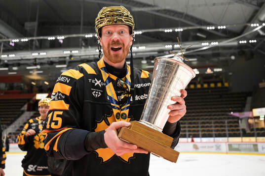 Skellefteås Lars Bryggman jublar med pokalen