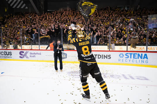 Skellefteås Oliver Okuliar jublar med pokalen