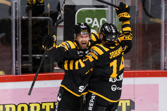 Skellefteås Viktor Grahn och Andreas Johnson jublar