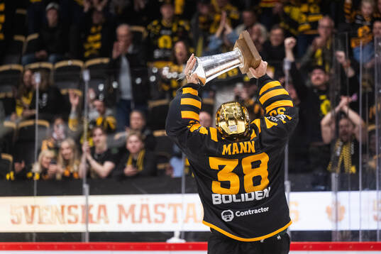 Skellefteås målvakt Strauss Mann jublar med pokalen