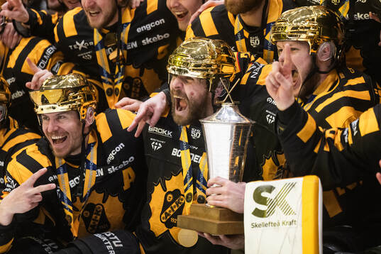 Skellefteås Arvid Lundberg jublar med pokalen