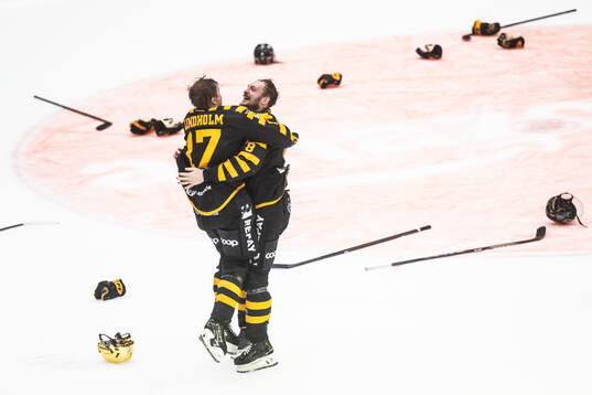 Skellefteås Pär Lindholm och Oliver Okuliar jublar