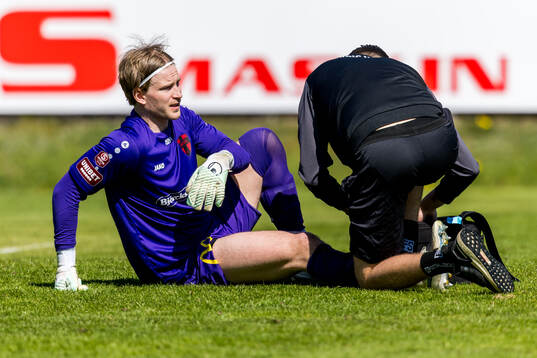 Nordic Uniteds målvakt William Eskelinen får vård