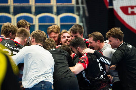 HK Malmös Felix Montebovi och spelare jublar