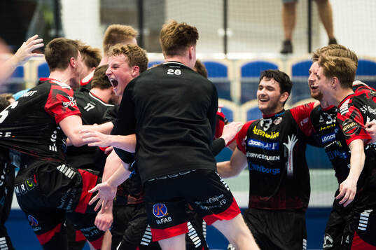 HK Malmös Colin Tønnesen och spelare jublar