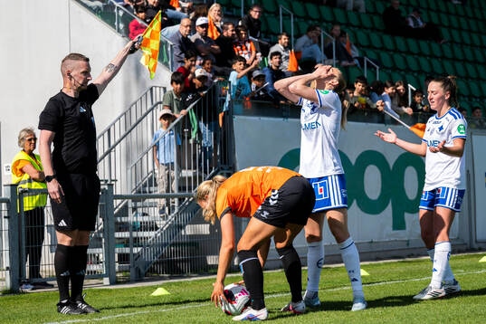 IFK Norrköpings Beatrice Persson agerar på domare