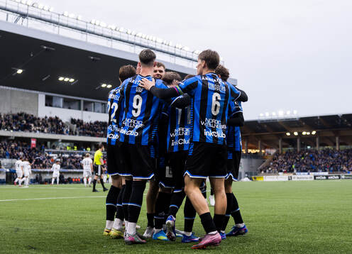 Sirius Isak Bjerkebo jublar med lagkamrater