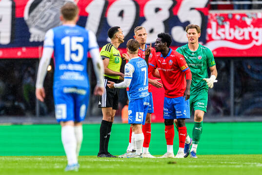 Domare Farouk nehdi och Helsingborgs Daouda Amadou