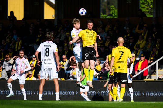 Häckens Filip Helander och Mjällbys Jacob Bergström