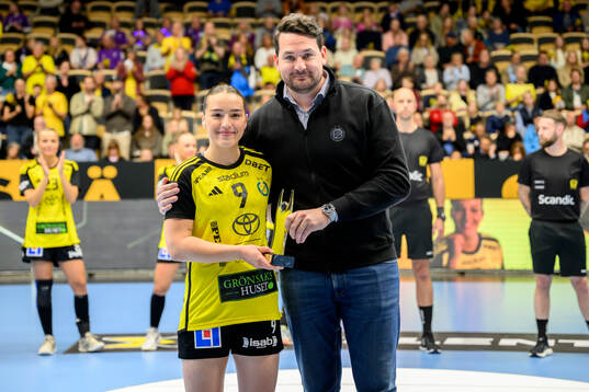 Sävehofs Elin Klara Porkelsdottir tar emot pris