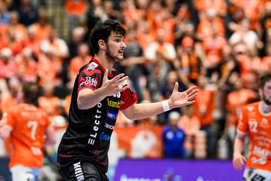 HK Malmös Nikola Roganovic reagerar på ett domslut